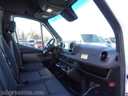 Used 2024 Mercedes-Benz Sprinter 2500 image 8