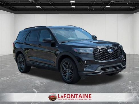 Used 2025 Ford Explorer ST-Line w/ ST-Line Street Pack AWD/4WD image 7