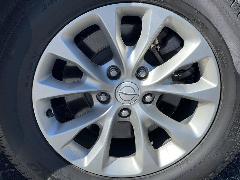 Used 2025 Chrysler Pacifica Select AWD/4WD image 5