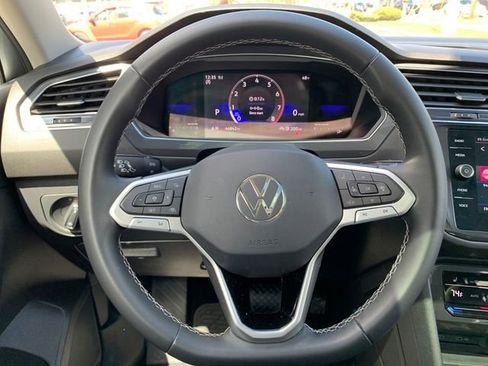 Used 2022 Volkswagen Tiguan SE AWD/4WD image 17