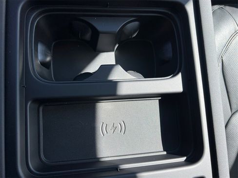 New 2024 Land Rover Defender 110 SE image 39