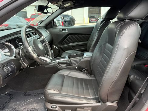 Used 2010 Ford Mustang Convertible RWD image 2