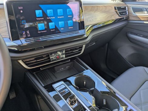 Used 2025 Volkswagen Atlas SE image 19