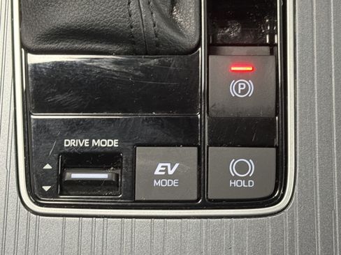 Used 2025 Toyota Sienna LE AWD/4WD image 16