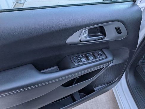 Used 2025 Chrysler Pacifica Select image 8