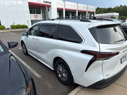 Used 2025 Toyota Sienna XLE w/ XLE Plus Package FWD image 4