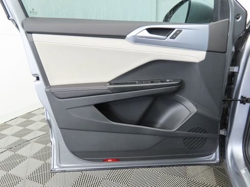 Certified 2025 Volkswagen Taos SE w/ Panoramic Sunroof Package image 22