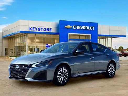 Used 2025 Nissan Altima 2.5 SV FWD image 3