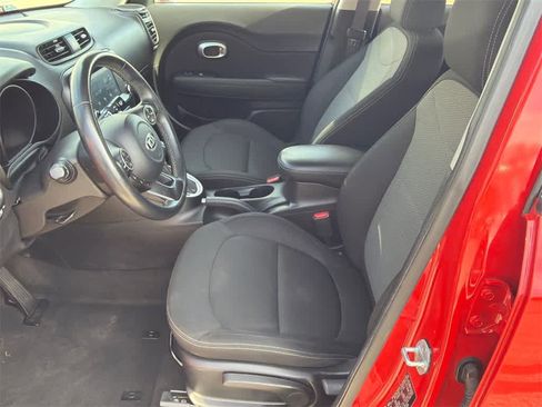 Used 2019 Kia Soul + image 10