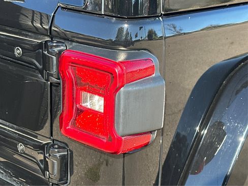 Used 2022 Jeep Wrangler Unlimited Sahara image 28