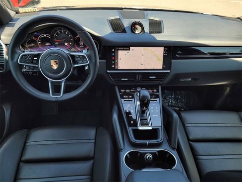 Used 2022 Porsche Cayenne w/ Premium Package image 14