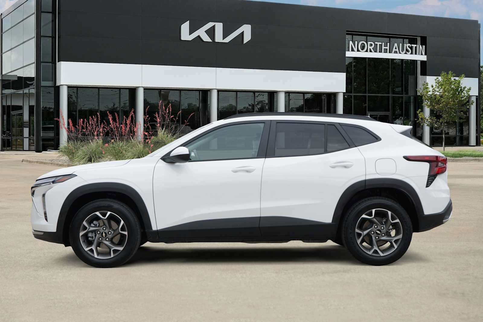 Used 2025 Chevrolet Trax LT FWD image 3