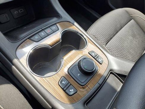 Used 2023 GMC Acadia SLE w/ Driver Convenience Package image 28