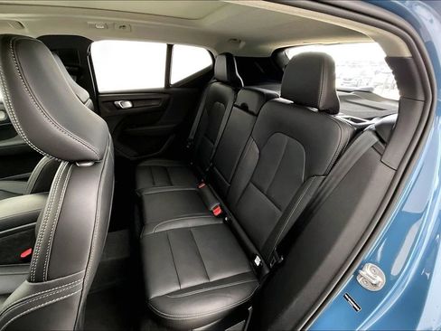 Certified 2025 Volvo XC40 B5 Core image 32