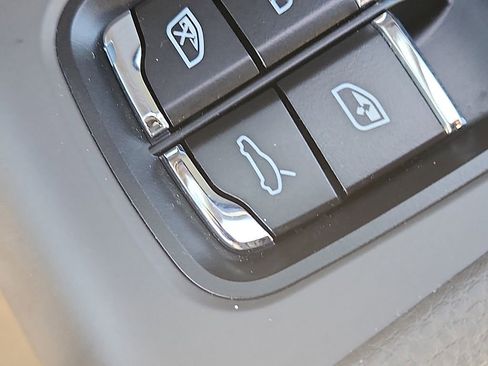 Used 2025 Porsche Macan image 25