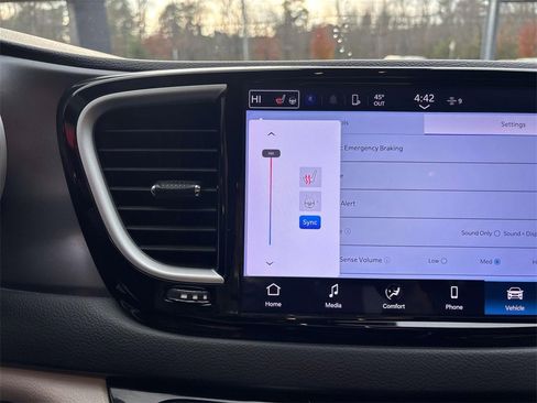 Used 2024 Chrysler Pacifica Touring-L image 31