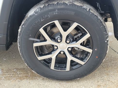 Used 2024 Jeep Grand Cherokee Limited image 5