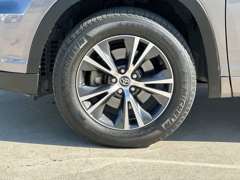 Used 2016 Toyota Highlander XLE image 29