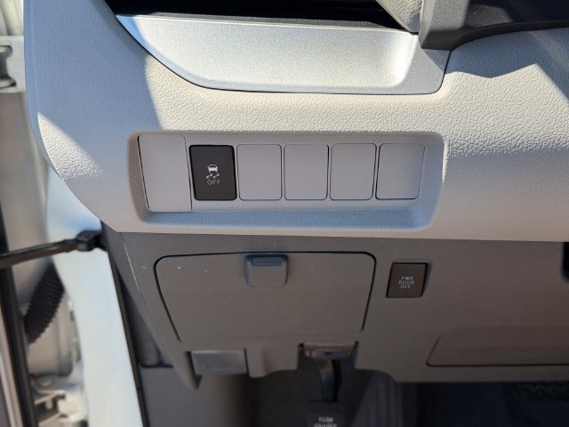 Used 2020 Toyota Sienna LE w/ Carpet Mat Package FWD image 12