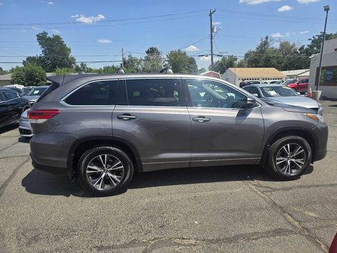 Used 2017 Toyota Highlander LE AWD/4WD image 9
