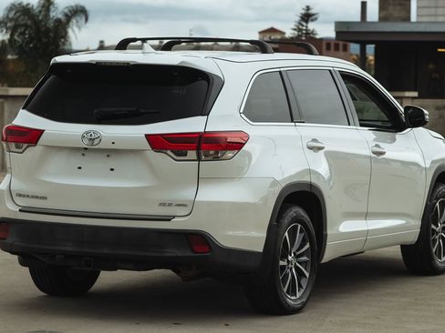 Used 2017 Toyota Highlander XLE image 8