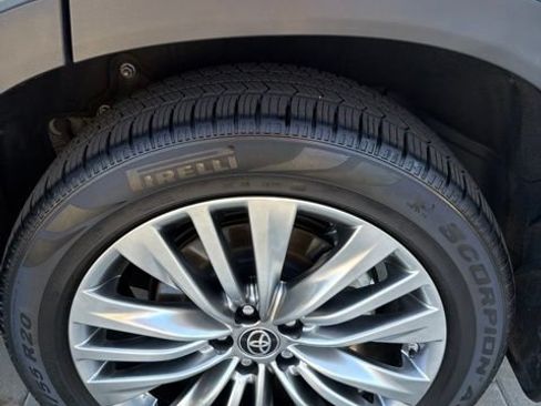 Used 2024 Toyota Highlander Platinum FWD image 16