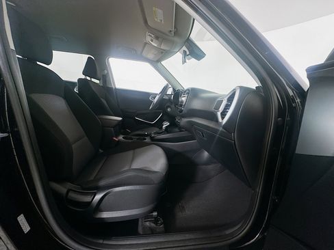 Used 2025 Kia Soul LX w/ LX Technology Package FWD image 29