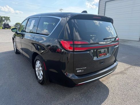 Used 2023 Chrysler Pacifica Touring-L FWD image 32