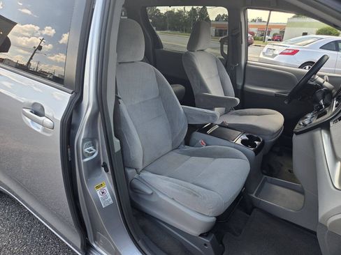 Used 2017 Toyota Sienna LE FWD image 10