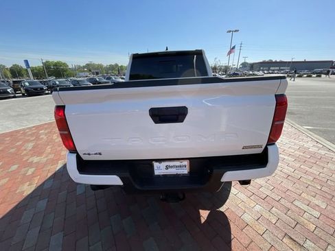 Used 2025 Toyota Tacoma SR5 w/ SR5 Upgrade Package AWD/4WD image 31