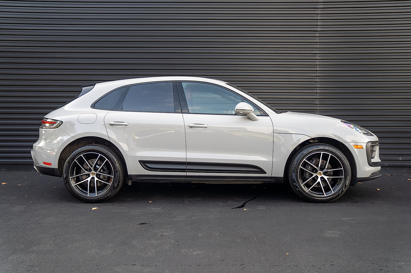 Certified 2023 Porsche Macan AWD/4WD image 27