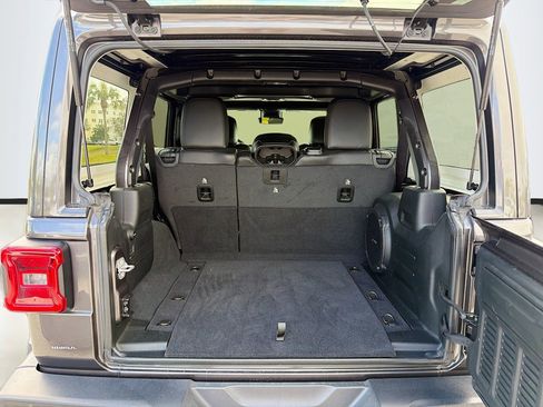 Used 2020 Jeep Wrangler Unlimited Sahara image 13