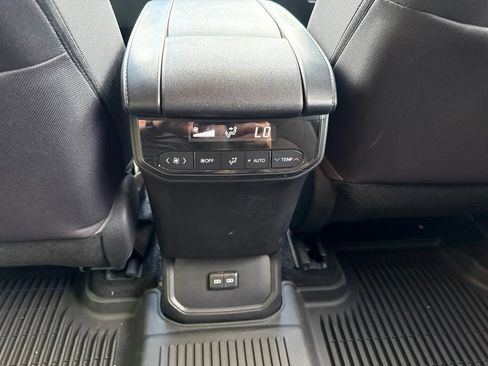 Used 2022 Toyota Highlander LE AWD/4WD image 19