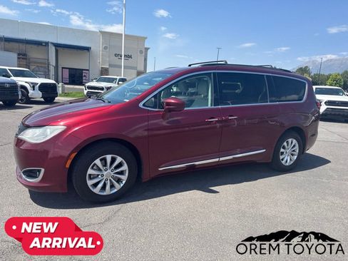 Used 2017 Chrysler Pacifica Touring-L FWD image 7