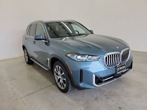 Used 2025 BMW X5 xDrive50e image 4