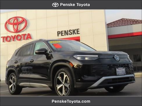 Used 2025 Volkswagen Tiguan SE image 1