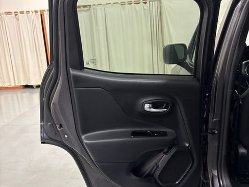 Used 2020 Jeep Renegade Altitude FWD image 21