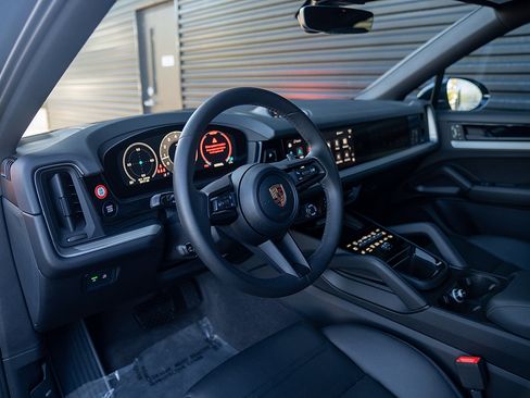 Certified 2025 Porsche Cayenne Coupe image 4