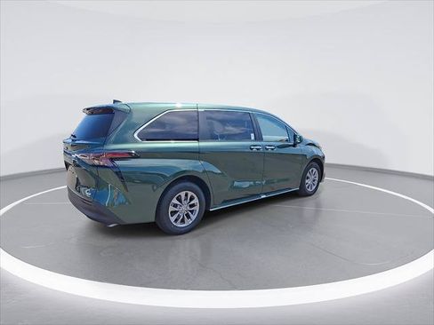 Certified 2025 Toyota Sienna XLE FWD image 9