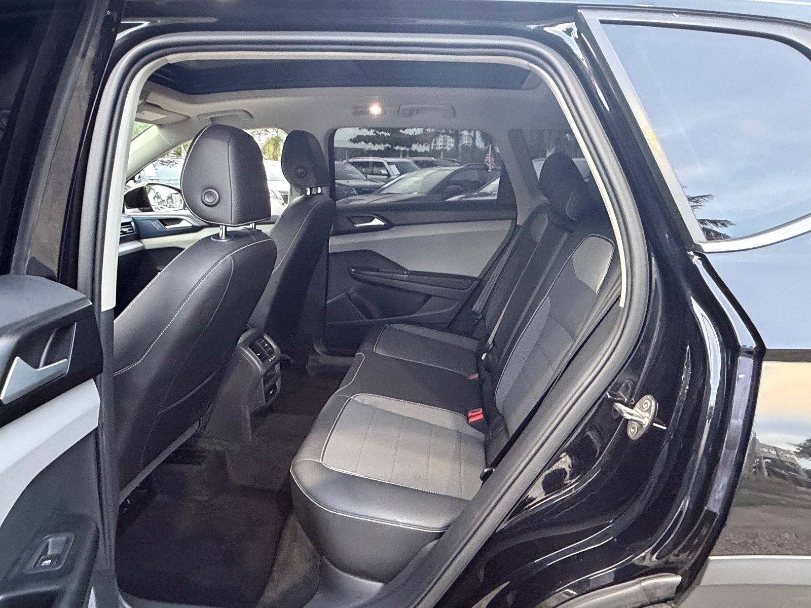 Used 2023 Volkswagen Taos SE w/ Panoramic Sunroof Package FWD image 11