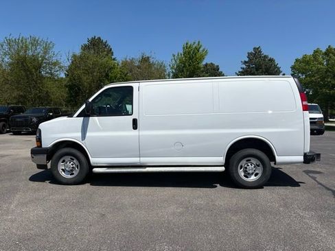 Used 2024 Chevrolet Express 2500 w/ Driver Convenience Package RWD image 2