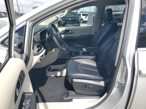 Used 2024 Chrysler Pacifica Touring-L image 11