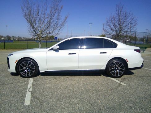 Used 2025 BMW 760i xDrive w/ Executive Package image 15