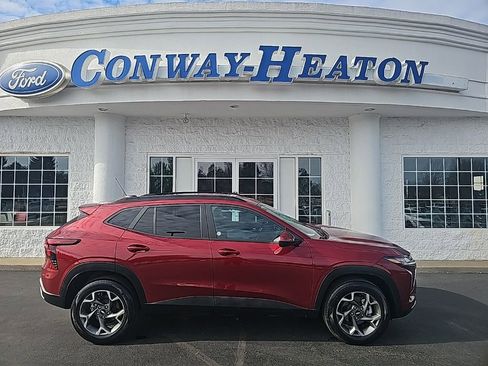 Used 2025 Chevrolet Trax LT w/ LT Convenience Package image 1