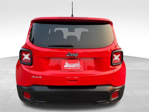 Used 2023 Jeep Renegade Latitude AWD/4WD image 4