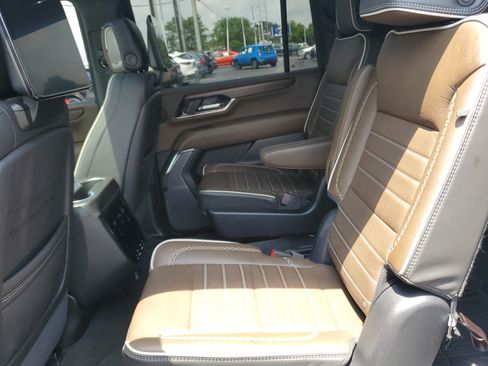 Used 2025 GMC Yukon XL Denali Ultimate AWD/4WD image 13
