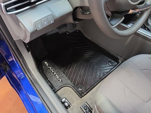 Used 2025 Hyundai Elantra SE image 15