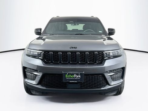 Used 2025 Jeep Grand Cherokee Altitude AWD/4WD image 2