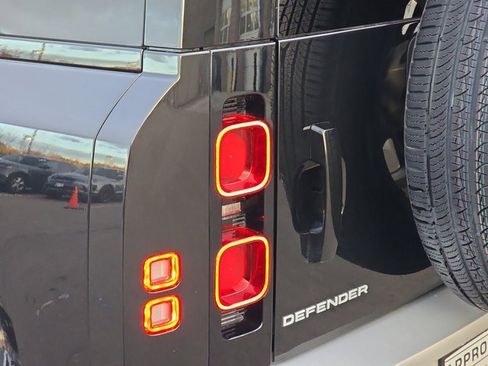Used 2025 Land Rover Defender 110 S image 32