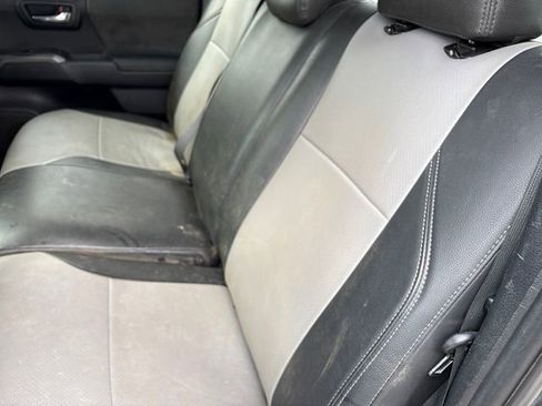 Used 2017 Toyota Tacoma TRD Sport AWD/4WD image 12